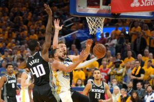 NBA roundup: Warriors survive late gaffe, tie series with Kings