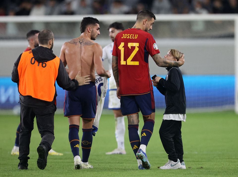 Soccer Football - UEFA Euro 2024 Qualifier - Group A - Cyprus v Spain - Alphamega Stadium, Limassol, Cyprus - November 16, 2023 Spain's Joselu and Ferran Torres celebrate with a young fan after the match REUTERS/Yiannis Kourtoglou